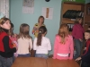 Uczniowie klasy V c z SP w Wieruszowie w bibliotece powiatowej